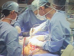 Phó Giáo sư McKay McKinnon (phải) trực tiếp phẫu thuật cắt bỏ khối u cho anh Hải. (Ảnh: Phương Vy/TTXVN)