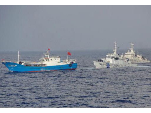 Tàu của lực lượng tuần duyên Nhật Bản tiếp cận tàu cá Trung Quốc