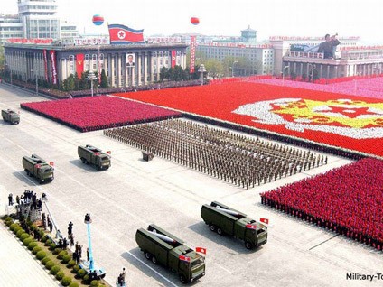 Tên lửa Triều Tiên trong một cuộc diễu hành ở quảng trường Kim Nhật Thành, Bình Nhưỡng