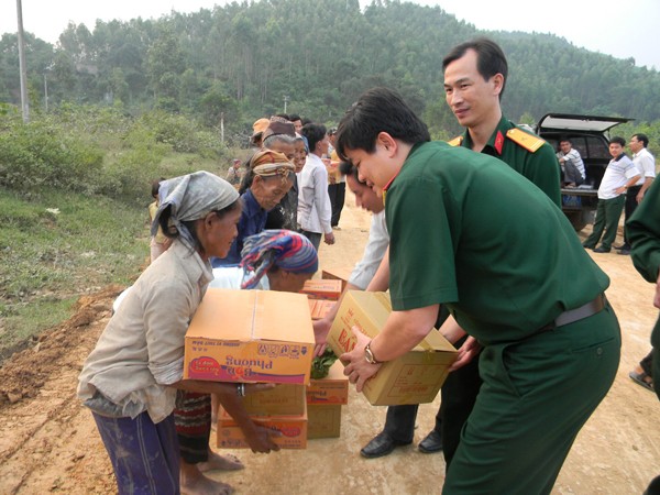 Trung ương Đoàn cứu trợ lũ lụt tại Quảng Bình