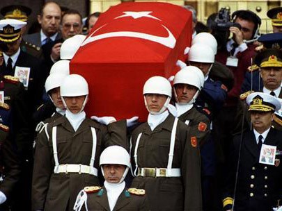 Thổ Nhĩ Kỳ khai quật hài cốt cố Tổng thống Turgut Ozal để điều tra