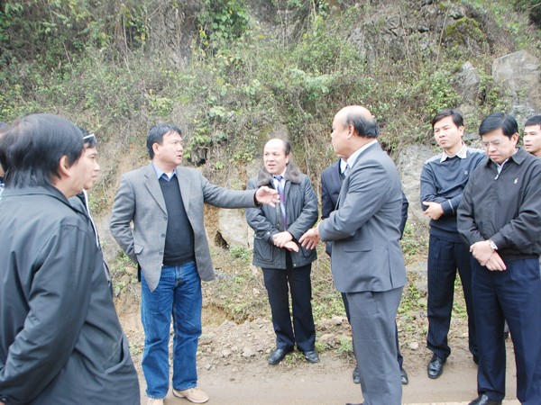 Bộ trưởng Đinh La Thăng tại một cung đường Cao Bằng Ảnh: XB