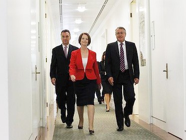 Thủ tướng Gillard rời phòng bỏ phiếu cùng quyền Ngoại trưởng Craig Emerson (trái) và Bộ trưởng Tài chính Wayne Swan Ảnh: Andrew Meares