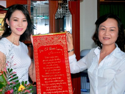 Hoa hậu Đặng Thu Thảo tặng hai tấn gạo cho bếp ăn từ thiện