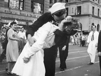 Bức ảnh bất hủ trên tạp chí Life của nhiếp ảnh gia Alfred Eisenstaedt (chụp ngày 14-8-1945) trở thành hình ảnh biểu tượng đánh dấu sự chấm dứt Thế chiến II