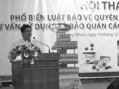 Ông Nguyễn Hồng Sinh - Giám đốc chi nhánh Vinamilk tại Đà Nẵng chia sẻ với người tiêu dùng tại Bình Định về Vinamilk