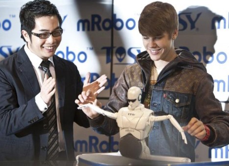 Justin Bieber chơi cùng robot Việt