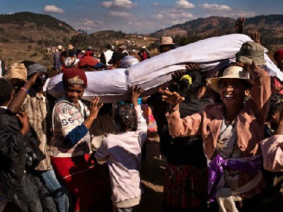Kỳ lạ lễ hội quật mồ ở Madagascar