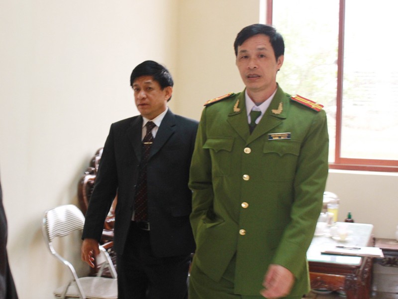 Công an làm việc với ông Lê Văn Hiền (trái)