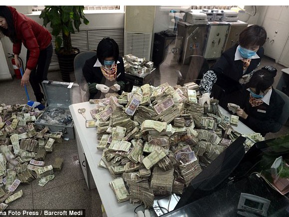 Ba nhân viên ngân hàng đếm "núi tiền" của ông Cui gửi
