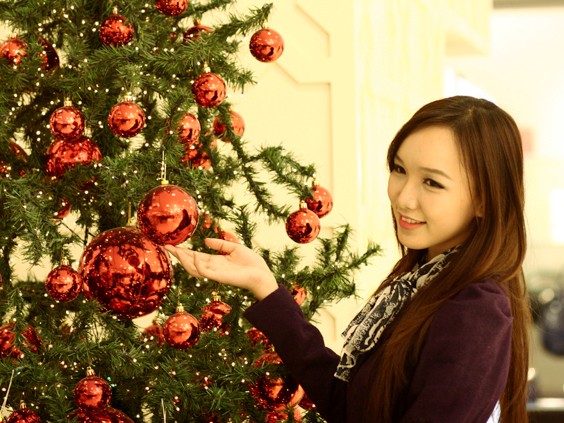 Thảo My, Kim Cương làm dáng bên cây thông Noel