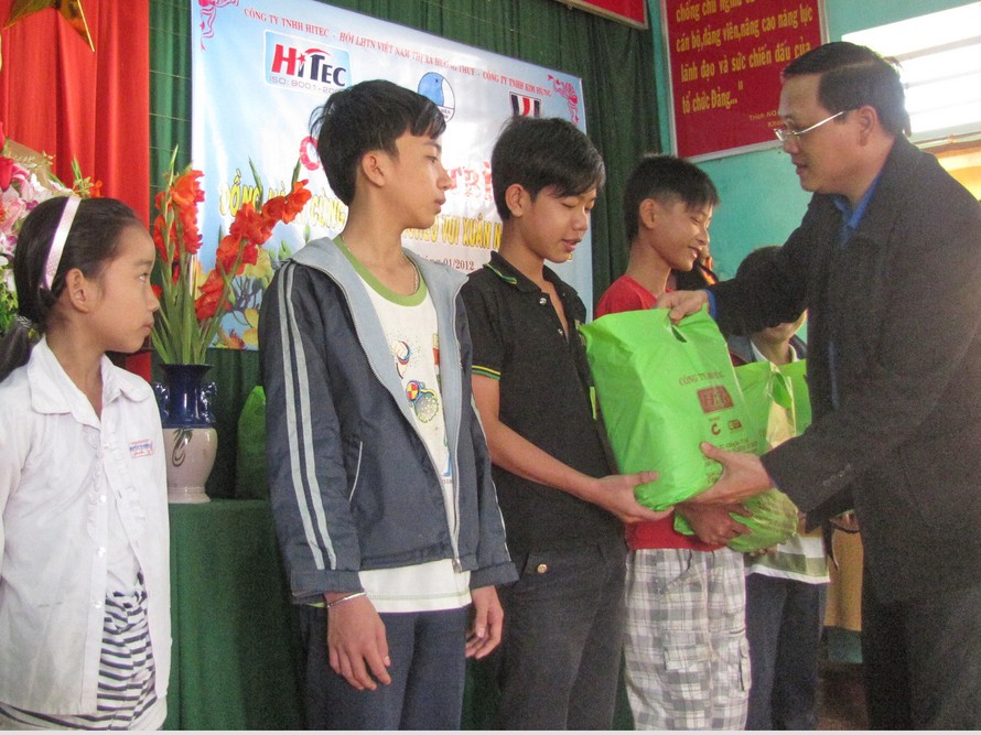 Bí thư Tỉnh Đoàn TT- Huế Nguyễn Quang Tuấn tặng quà cho trẻ em nghèo xã Thủy Vân, thị xã Hương Thủy