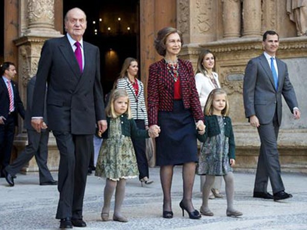 Vua Juan Carlos, Hoàng hậu Sofia và hai cháu nội