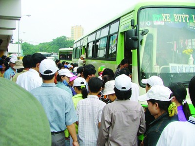 Xe buýt vẫn là phương tiện vận tải hành khách công cộng kém sức hấp dẫn với người dân Ảnh: PV