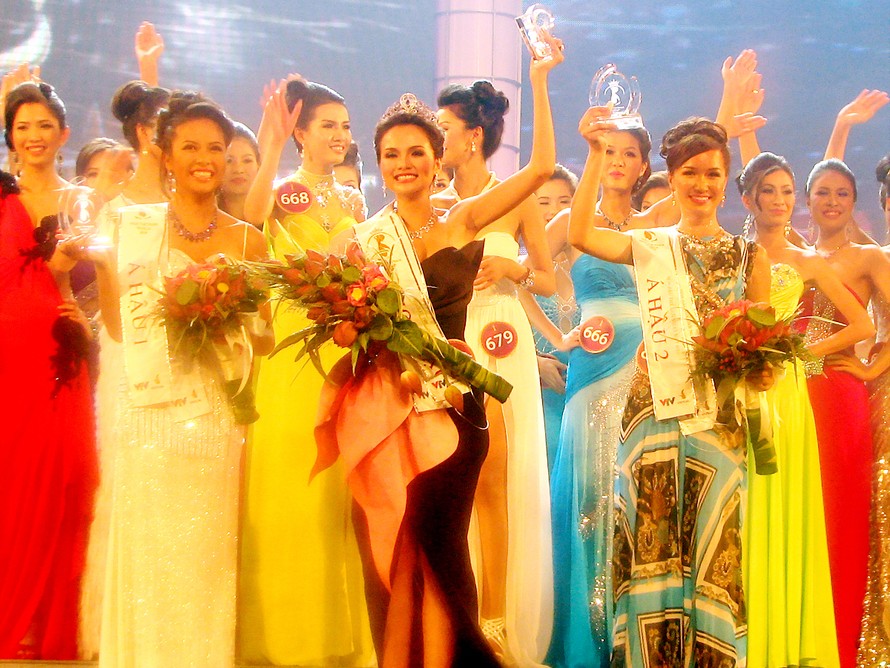 Diễm Hương đăng quang Hoa hậu Thế giới người Việt 2010