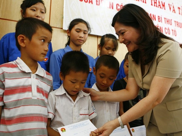 Báo Tiền Phong tặng sách cho người dân đảo Cô Tô