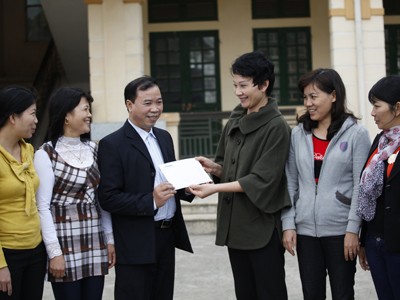 Đại diện báo Tiền Phong trao tiền tài trợ cho thầy hiệu trưởng Nguyễn Bá Tiến