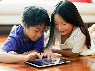 Trẻ em không nên dùng iPad và điện thoại thông minh