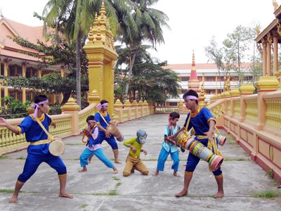 Cảnh thu hình ca múa thiếu nhi Khmer ở Sóc Trăng Ảnh: Hồng Giang