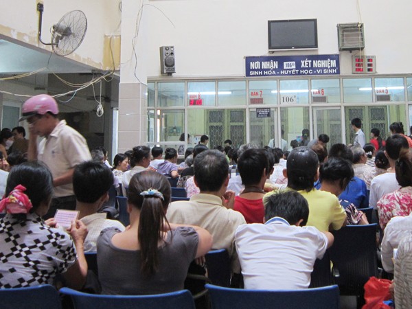 Bệnh nhân chờ kết quả xét nghiệm hóa sinh - huyết học - vi sinh sáng 13-6 ở BV Bạch Mai, nơi đại đa số dịch vụ được xã hội hóa Ảnh: Nguyễn Hoài