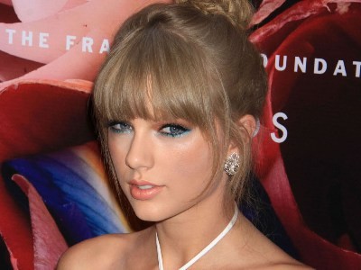 Taylor Swift bất ngờ vì được khắc tên trên cánh đồng