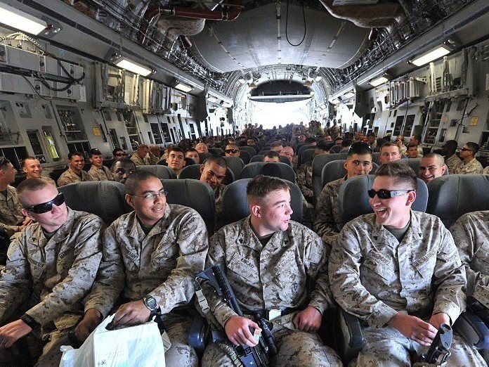 Lính Mỹ trên chuyến bay 'quá tải' tới Afghanistan
