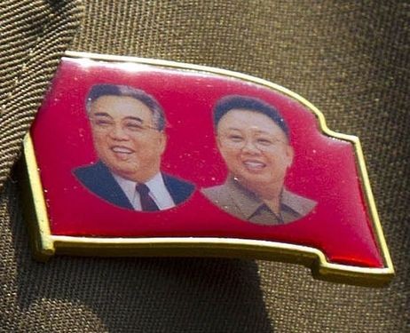 Huy hiệu đôi Kim Nhật Thành và Kim Jong Il của CHDCND Triều Tiên