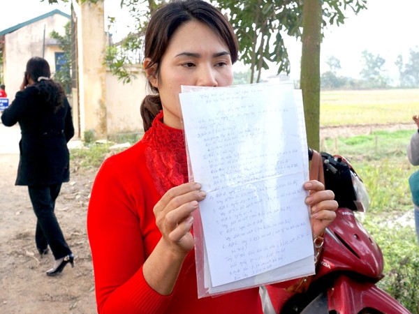 Người dân cầm giấy đi đòi nợ tại Trung tâm nhân đạo tư thục Minh Tâm