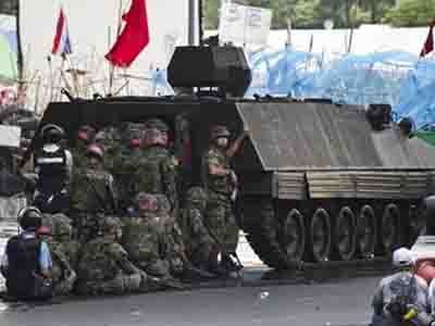 Trực thăng, xe bọc thép Thái Lan “chọc thủng” khu biểu tình