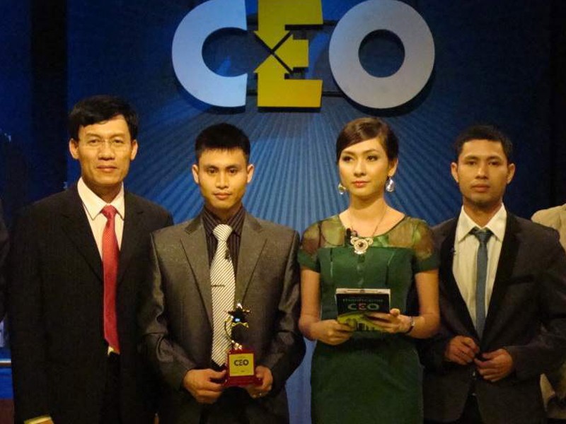 Nguyễn Minh Quý (thứ hai từ trái qua) với cuộc thi Chìa khóa thành công CEO