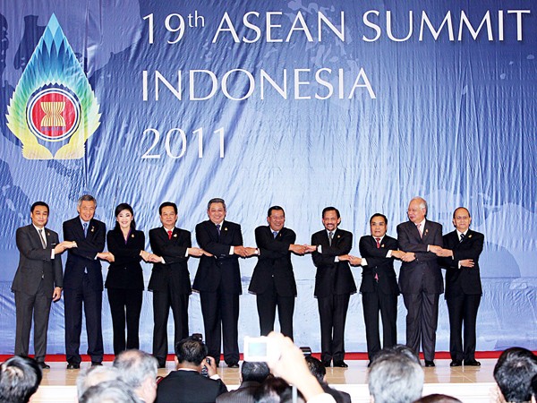 Ngày 17-11, Thủ tướng Nguyễn Tấn Dũng tham dự Khai mạc Hội nghị Cấp cao ASEAN lần thứ 19 (Trong ảnh: Thủ tướng Nguyễn Tấn Dũng chụp ảnh chung với các trưởng đoàn) Ảnh: TTXVN