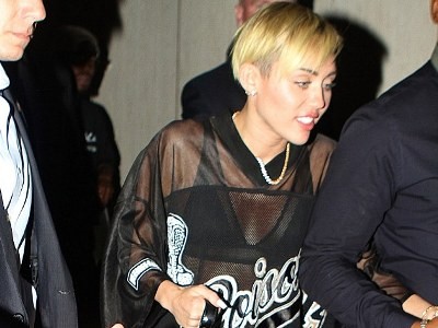Miley Cyrus tiếp tục ăn mặc hở hang trên show truyền hình