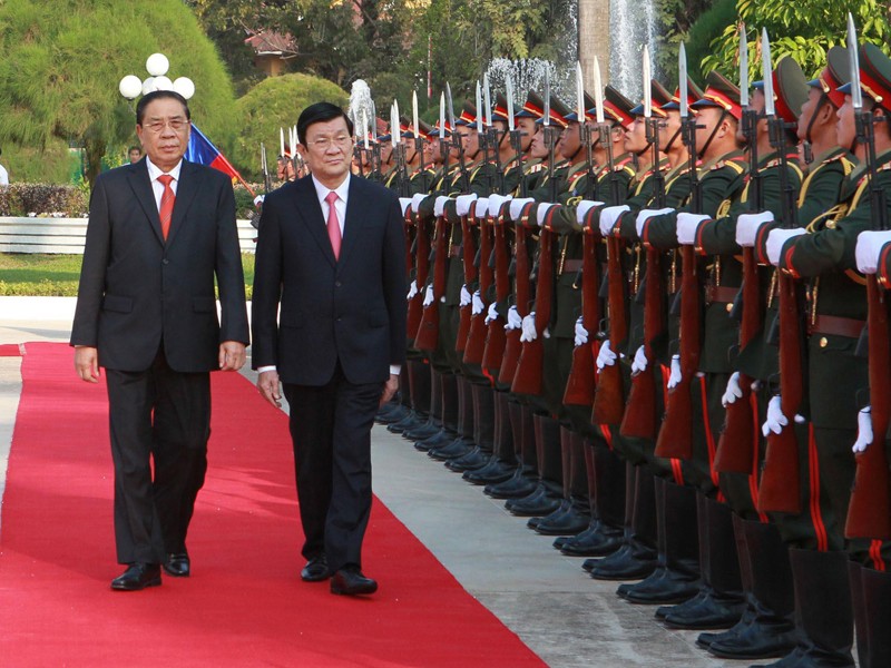 Chủ tịch nước CHDCND Lào Choummaly Sayasone và Chủ tịch nước Trương Tấn Sang duyệt đội danh dự Ảnh: TTXVN
