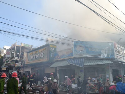 Cháy lớn gần Trung tâm Thương mại Kon Tum