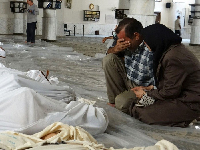 Người dân Syria khóc bên cạnh người thân tử vong trong vụ tấn công bằng vũ khí hóa học khiến 1.429 người thiệt mạng