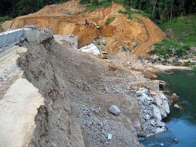Vỡ đập Thủy điện Đak Mek 3 vì xây bằng… đất, cát đá