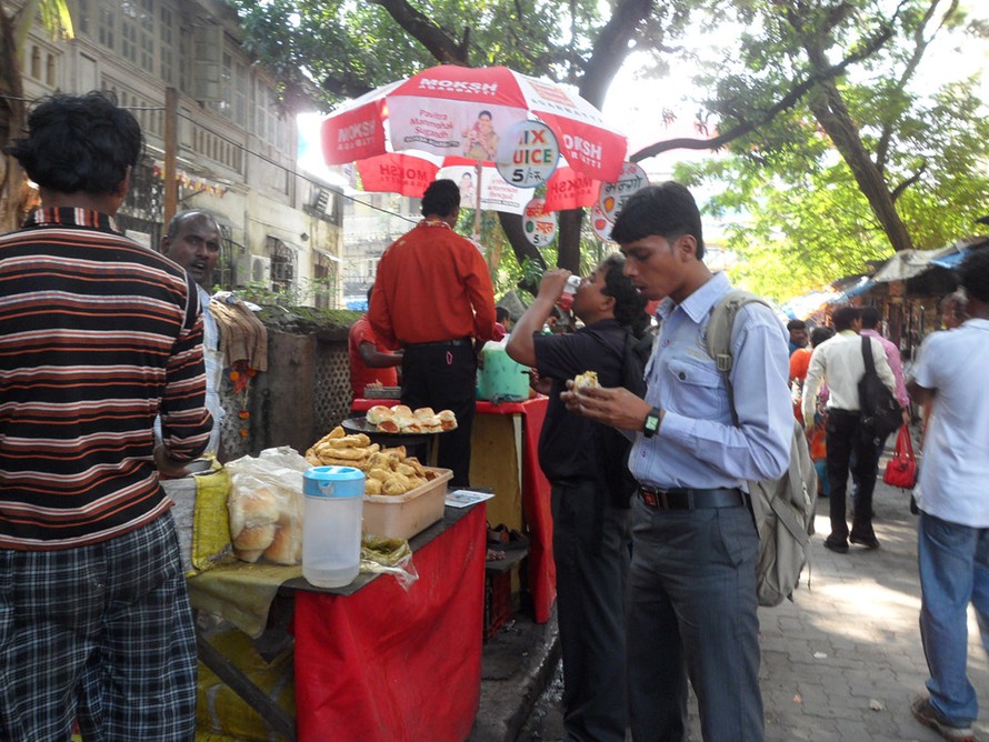 Thức ăn vỉa hè ở Mumbai rất rẻ