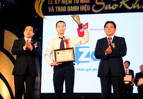 Bộ trưởng Bộ Thông tin và Truyền thông Nguyễn Bắc Son trao danh hiệu Sao Khuê 2013 cho sản phẩm Zalo