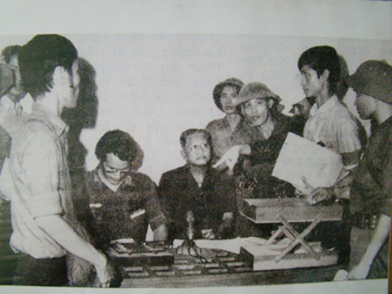 Ông Bảy Ước (đứng thứ 3 từ phải qua) trong buổi phát thanh lời tuyên bố đầu hàng của Tổng thống Dương Văn Minh