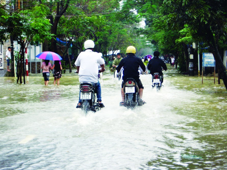 Mưa lớn khiến nhiều tuyến đường ở thành phố Huế bị ngập sâu Ảnh: Ngọc Văn