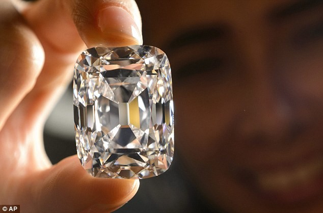 Tận thấy viên kim cương trị giá gần 450 tỷ đồng