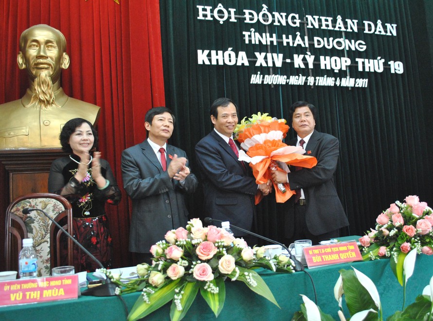 Ông Bùi Thanh Quyến, UVTƯ Đảng, Bí thư tỉnh uỷ, Chủ tịch HĐND tỉnh Hải Dương tặng hoa chúc mừng ông Nguyễn Mạnh Hiển