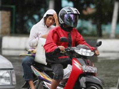 Indonesia: Cấm phụ nữ ngồi xe máy dạng chân