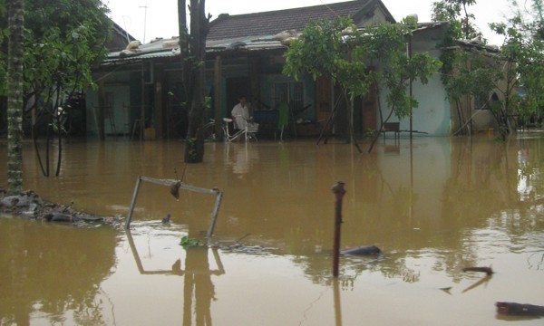 Nước lũ vây nhà dân, 30 người chết, mất tích