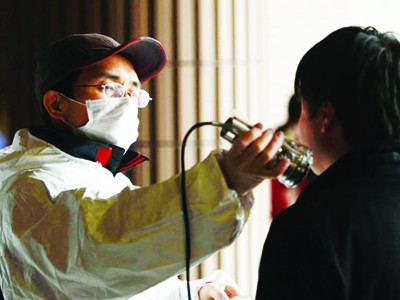 Kiểm tra nhiễm xạ ở người tại trung tâm sơ tán ở tỉnh Fukushima Ảnh: AP