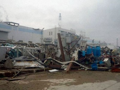 Đống đổ nát trước một tòa nhà chứa tuốc-bin của nhà máy Fukushima số 1 Ảnh: Tepco