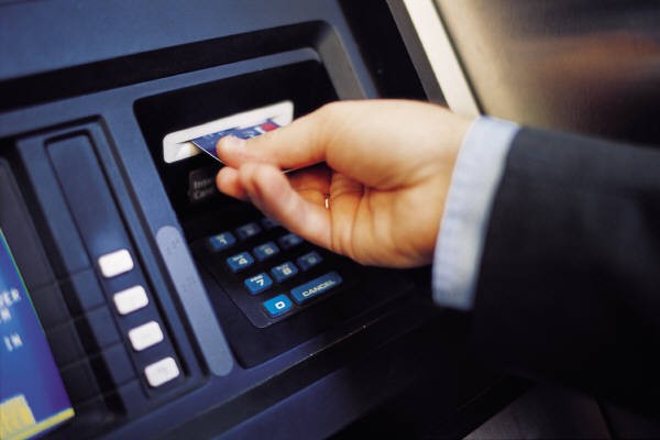 Chưa thu phí giao dịch nội mạng ATM