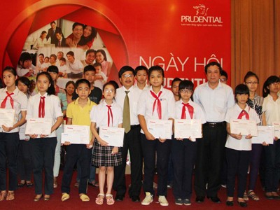 Prudential trao học bổng cho học sinh nghèo Hà Nội