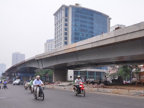Cấm xe tải đi trên cầu vượt Nguyễn Chí Thanh - Liễu Giai