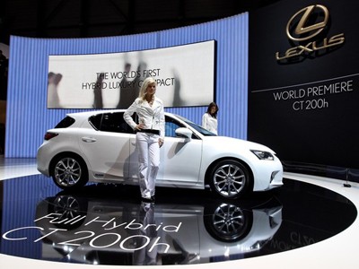 Lexus báo giá CT 200h tại Anh